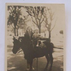 Fotografía antigua: MADRE CON NIÑO A CABALLO. MOTHER WITH CHILD ON HORSE. FEMME À L'ENFANT À CHEVAL. . Lote 25937508