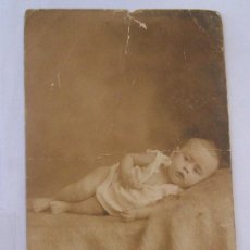 Fotografía antigua: MUY HERMOSA BEBE. TRES BEAU BÉBÉ. VERY BEAUTIFUL BABY. SEPIA. 1921 URUGUAY . Lote 25937618