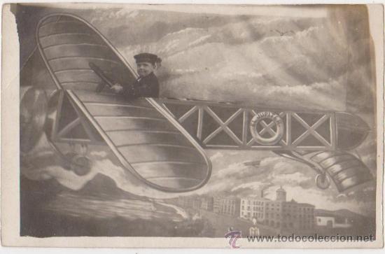Fotografia antiga: Tarjeta postal fotogr&aacute;fica ni&ntilde;o en un aeroplano El Jupiter