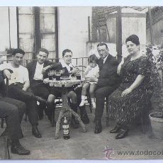 Fotografía antigua: GRUPO BEBIENDO VERMUT CINZANO, CATALUÑA 1920'S. . Lote 27707902
