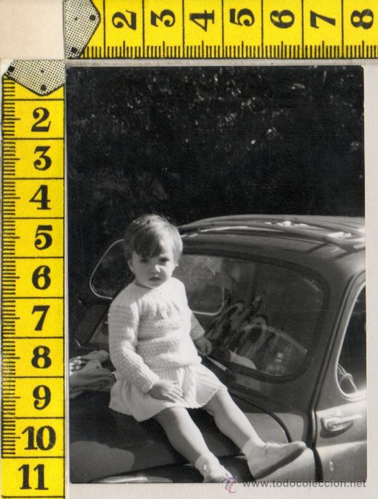 Fotograf&iacute;a antigua: FOTO REAL TAMA&Ntilde;O MEDIA TARJETA POSTAL DE SEAT 600 COCHE NI&Ntilde;A BEBE 1961