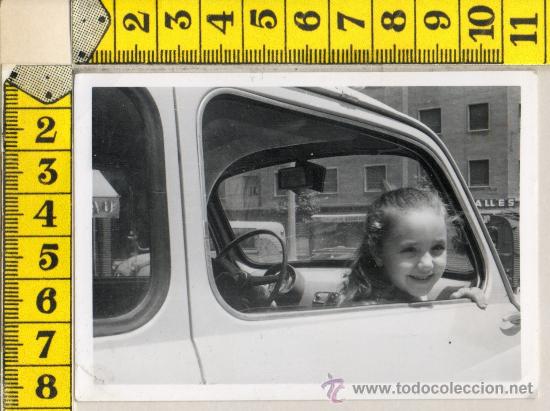 Fotograf&iacute;a antigua: FOTO REAL TAMA&Ntilde;O MEDIA TARJETA POSTAL DE SEAT 600 COCHE NI&Ntilde;A 1965