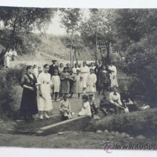 Fotografía antigua: RETRATO DE GRUPO EN EL CAMPO, FOTO: ANTONI ESPLUGAS, 1915'S.. Lote 30784015