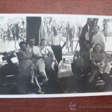 Fotografía antigua: FAMILIA DE PICNIC - FAMILY PICNIC - PIQUE-NIQUE FAMILIAL - CIRCA 1940. Lote 31212412