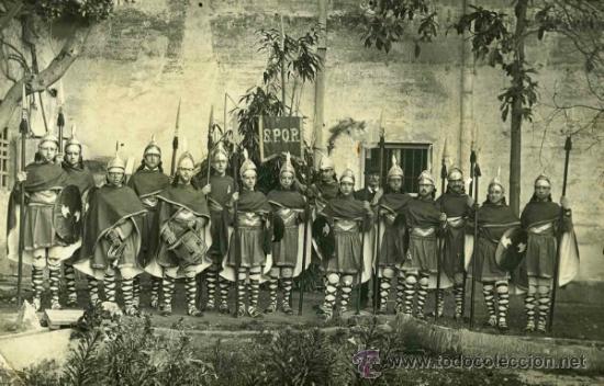 Fotograf&iacute;a antigua: Legi&oacute;n romana. Grupo de caballeros con disfraz de romanos. c. 1910