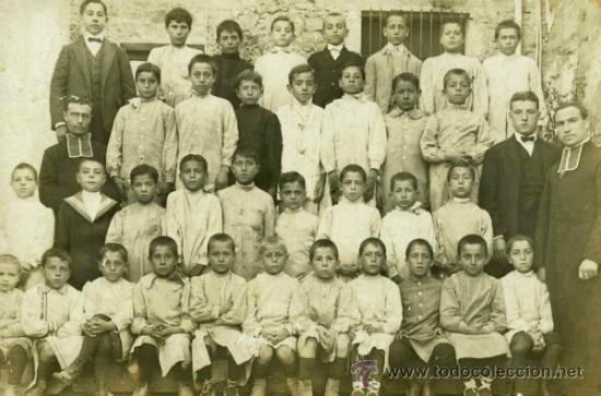 Fotografia antiga: Grupo escolar. Ni&ntilde;os y religiosos. c. 1900