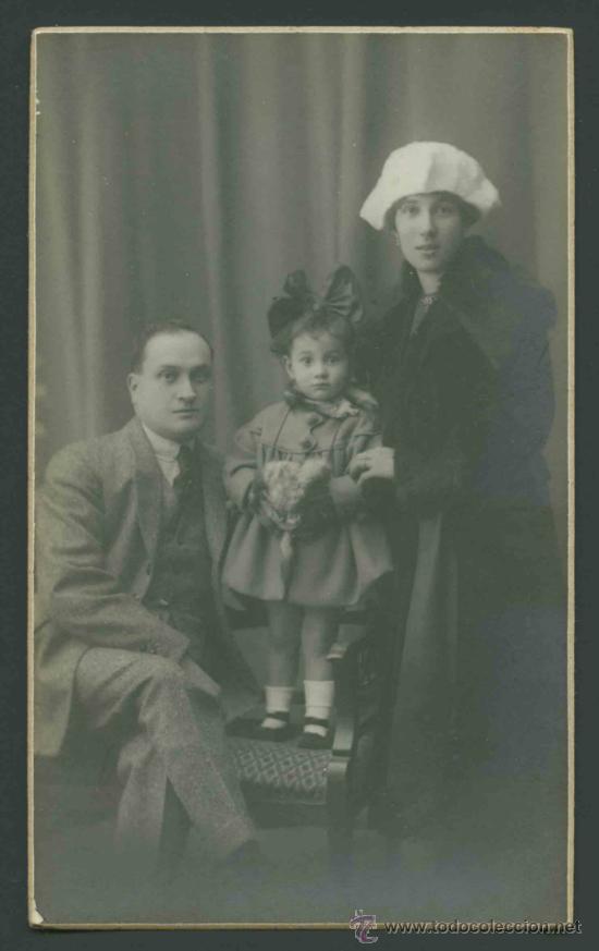 Fotograf&iacute;a antigua: Pareja con su hija. F: T. Igea. c. 1900