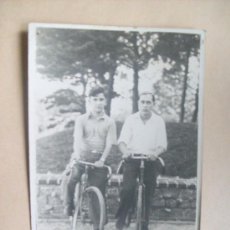 Fotografía antigua: BICICLETAS, BICYCLES, VELO. MONTEVIDEO, URUGUAY 1938 - PARQUE BATLLE. Lote 31870635
