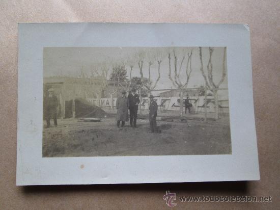 Fotografia antica: HOMBRES EN UNA CONSTRUCCION, MEN dans un b&acirc;timent, MEN IN A BUILDING