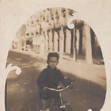 Fotografía antigua: FOTOGRAFIA DE UN NIÑO CON SU BICICLETA (AÑOS 1920/1930)