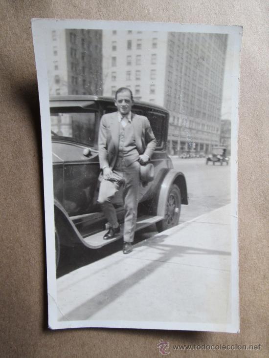 Fotografia antica: HOMBRE Y ANTIGUO AUTOMOVIL. MAN. Old car,  Vieille voiture