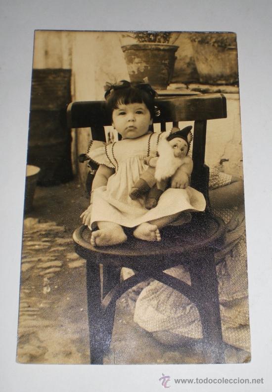 Antique Photography: Antigua postal fotogr&aacute;fica de ni&ntilde;as en un patio de Chipiona. Con dedicatoria. Fechada en 1946.