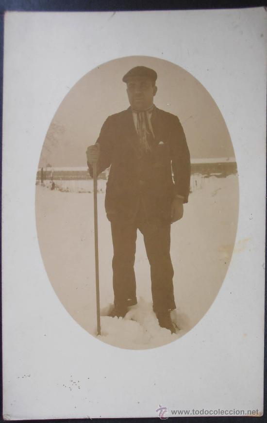 Antique Photography: FOTOGRAFIA/TARJETA POSTAL, HOMBRE CON BASTON EN LA NIEVE,  (279)