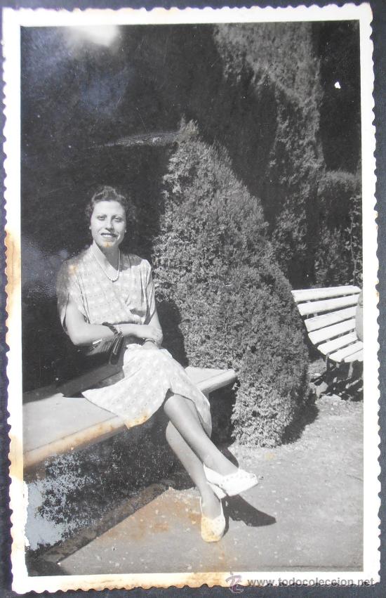 Antique Photography: FOTOGRAFIA/TARJETA POSTAL, MUJER POSANDO EN UN PARQUE,  (328)