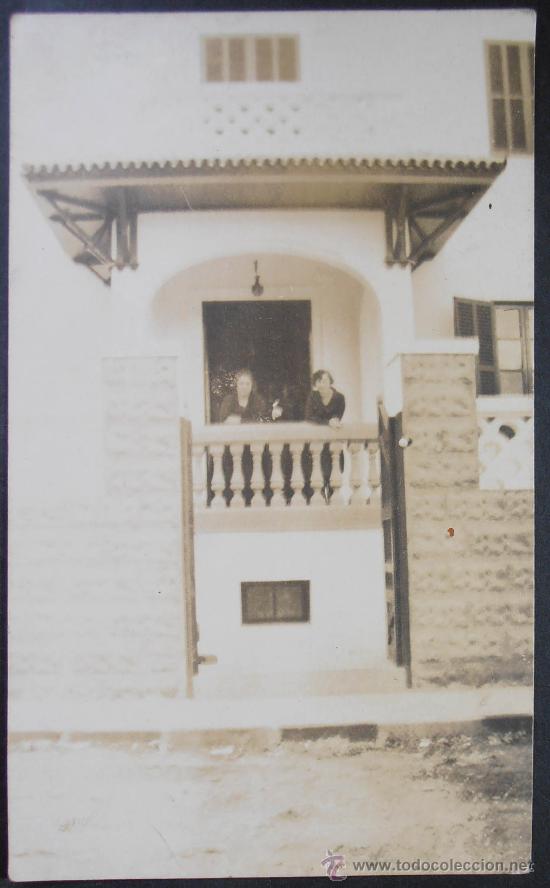 Antique Photography: FOTOGRAFIA/TARJETA POSTAL, SE&Ntilde;ORAS ASOMADAS A UN BALCON,  (335)