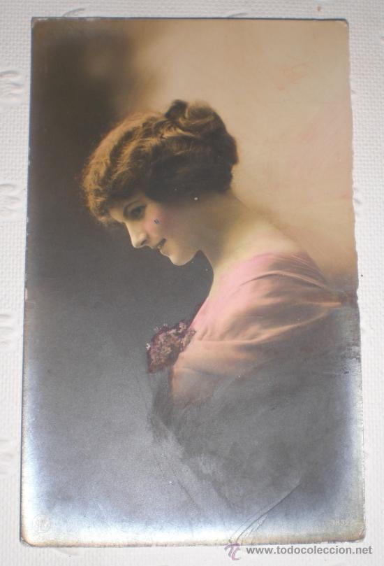 Fotograf&iacute;a antigua: Antigua postal fotogr&aacute;fica iluminada. Retrato de una joven. 1915. Art Nouveau