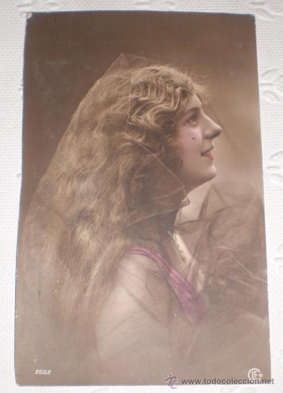 Fotograf&iacute;a antigua: Antigua postal fotogr&aacute;fica iluminada. Retrato de una joven con velo. Art Nouveau