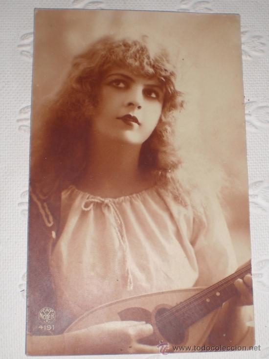Fotograf&iacute;a antigua: Antigua postal fotogr&aacute;fica. Retrato de mujer con instrumento de cuerda. Art Nouveau
