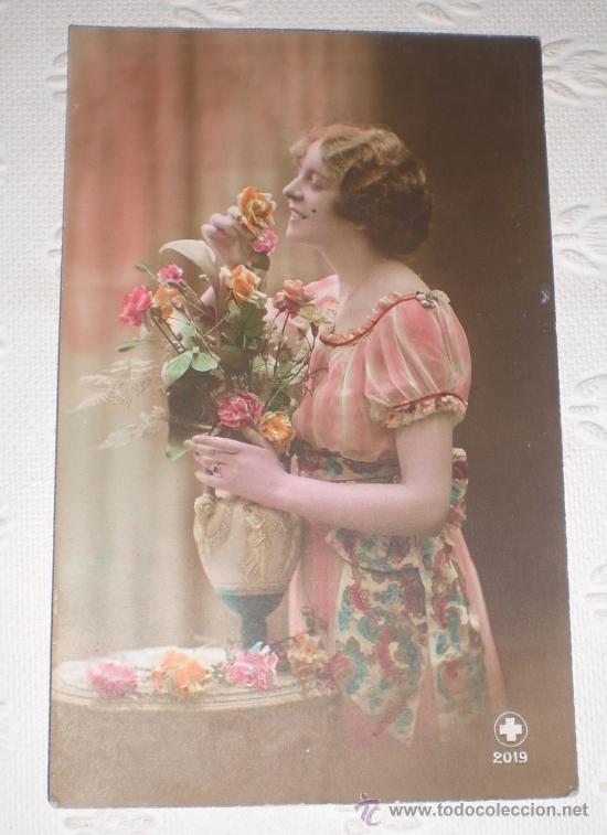 Fotograf&iacute;a antigua: Antigua postal fotogr&aacute;fica iluminada. Retrato de una mujer con flores. 1917. Art Nouveau