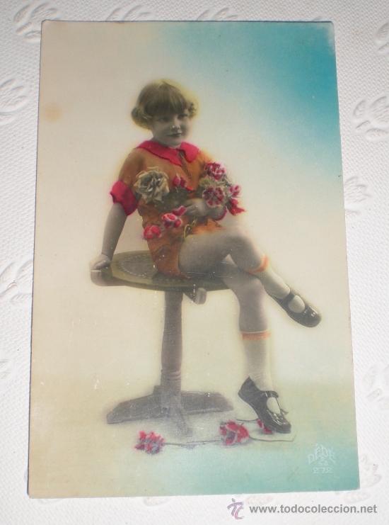 Fotografia antiga: Antigua postal fotogr&aacute;fica. Retrato de ni&ntilde;a con rosas.