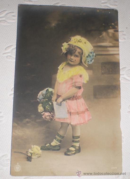 Antique Photography: Antigua postal fotogr&aacute;fica iluminada. Ni&ntilde;a posando muy graciosa. 1913.