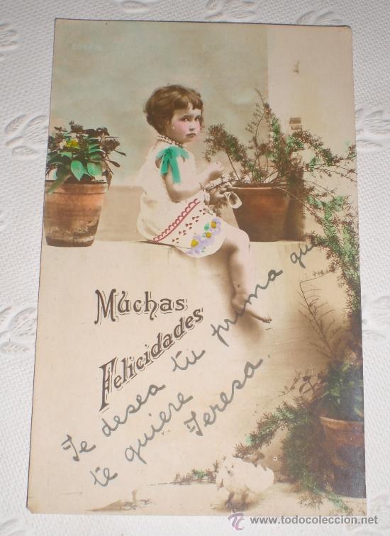 Fotografia antica: Antigua postal fotogr&aacute;fica iluminada. Ni&ntilde;a sentada en un pollete. 1917.