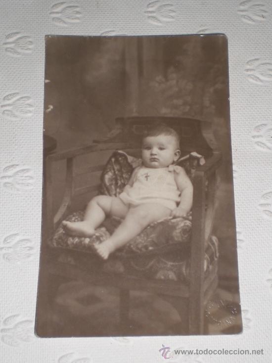 Fotografia antica: Antigua postal fotogr&aacute;fica. Bebe en silla. Fotos Sanz.