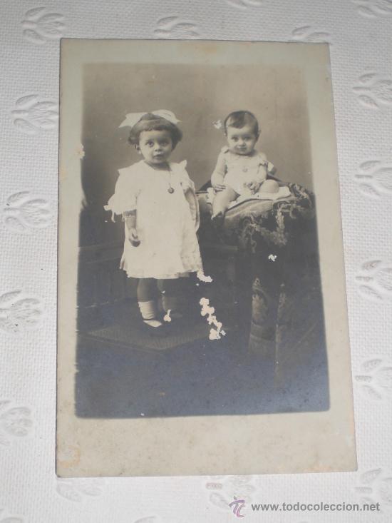 Fotografia antica: Antigua postal fotogr&aacute;fica. Pareja de ni&ntilde;os. Fabricada para el Bazar de la Campana de Sevilla.