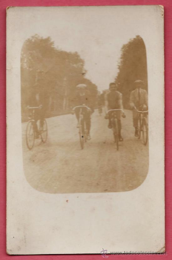 Fotograf&iacute;a antigua: postal fotografica - ++&iquest;la reconoce?++- ciclistas / ciclismo - sin datos - sin circular - a&ntilde;os 10/20