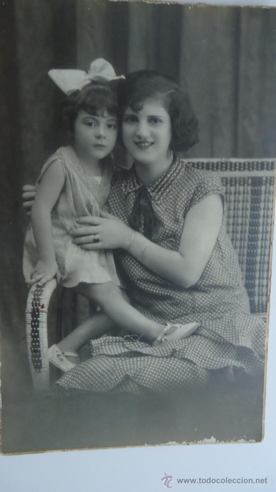 Fotograf&iacute;a antigua: DULCE FOTO FOTOGRAFIA TIPO POSTAL DE MADRE E HIJA a&ntilde;os 30s