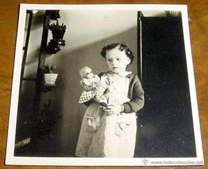 Fotografia antica: ANTIGUA FOTOGRAFIA DE NI&Ntilde;A JUGANDO CON SU MU&Ntilde;ECA - MIDE 6 X 6 CMS.