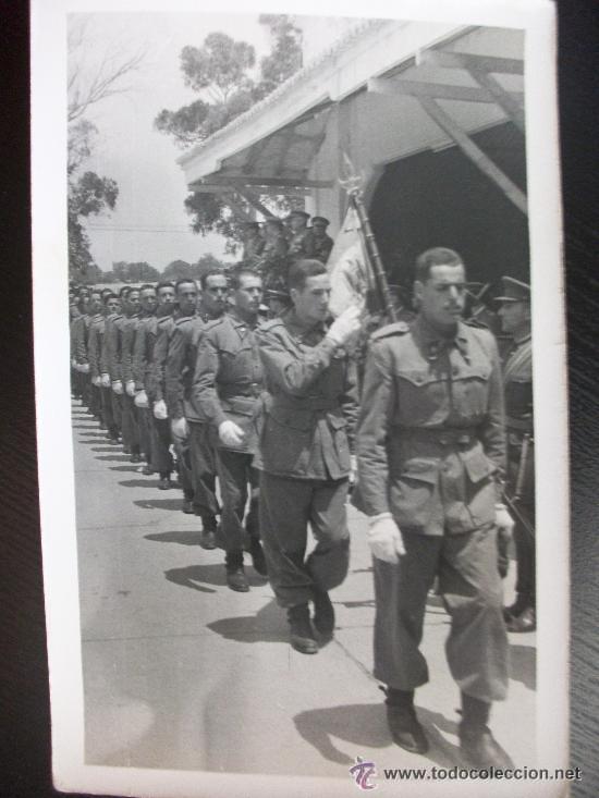 Fotograf&iacute;a antigua: FOTO DE JURA DE BANDERA ( CON AGUILA ) . A&Ntilde;OS 40 .