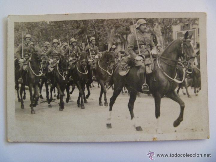 Fotograf&iacute;a antigua: DESFILE DE MILITARES DE CABALLERIA CON CASCOS TRUBIA M-26 . A CABALLO.