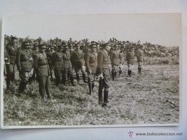 Fotografia antiga: GUERRA AFRICA : FOTO GENERAL DE REGULARES ( SU AYUDANTE) Y OFICIALES. EPOCA ALFONO XIII.
