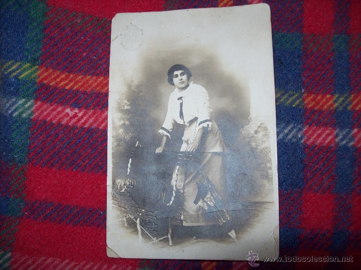 Alte Fotografie: FOTO NUM. 96 : PRECIOSA TARJETA POSTAL DE PRINCIPIOS S.XX CON UNA MUJER.FOT. LORENZO SASTRE.