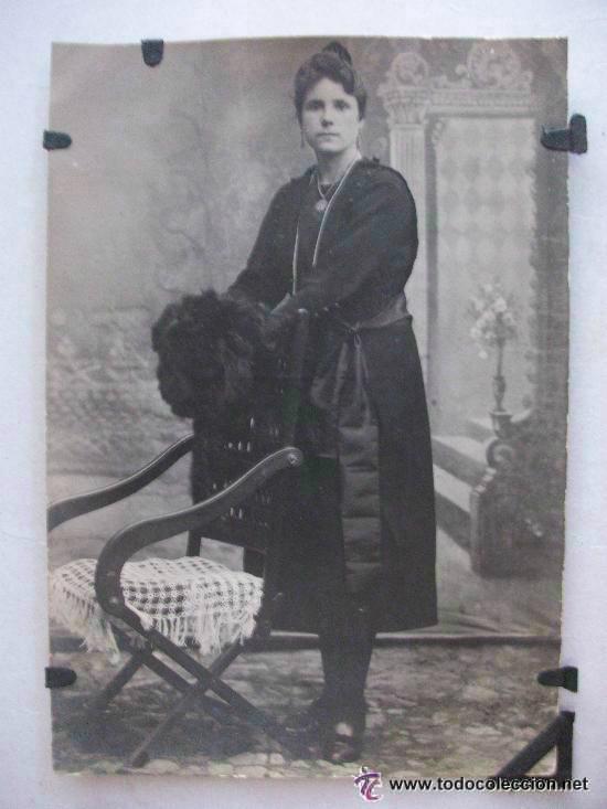 Fotografia antica: MINUTERO DE SE&Ntilde;ORITA CON MITON DE PIELES , FONDO TELON DECORADO