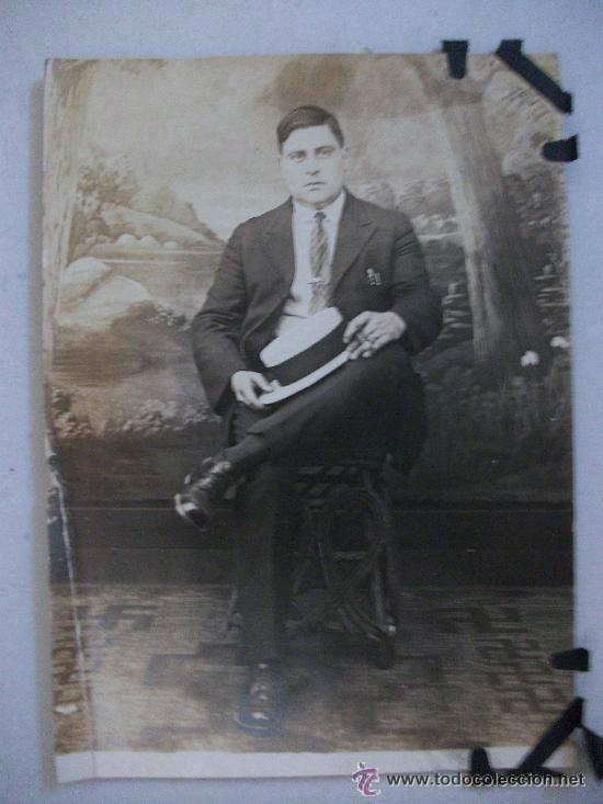Fotografia antica: MINUTERO DE SE&Ntilde;OR CON SOMBRERO CANOTIER Y FONDO DECORADO