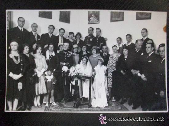 Fotograf&iacute;a antigua: FOTO DE BODA DE OFICIAL DE INFANTERIA DE ALFONSO XIII CON GOLA Y SABLE Y OTROS UNIFORMADOS..