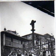 Fotografía antigua: LA ALBERCA. SALAMANCA. FOTOGRAFIA 11 X 17 CM. TRAJES TIPICOS. CRUCEIRO.. Lote 45198263