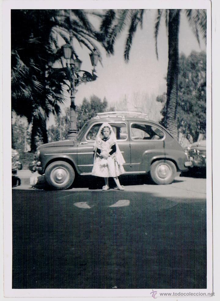 Fotograf&iacute;a antigua: seat 600 y fallera
