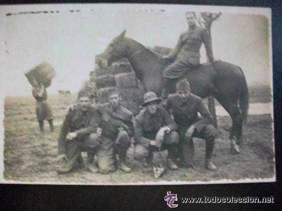 Fotografia antica: FOTO DE 7 MILITARES ( UNO CON SALACOT ) Y UN CABALLO CON ALPACAS DE PAJA . A&Ntilde;OS 20-30 ....