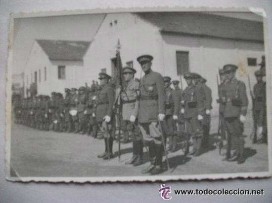 Alte Fotografie: FORMACION DE SOLDADOS DE INFANTERIA CON BANDERA. EPOCA DE LA REPUBLICA. FOTO: GOYA &iquest; MALAGA ?