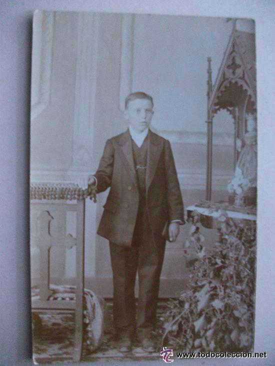 Fotograf&iacute;a antigua: FOTO DE ESTUDIO DE NI&Ntilde;O DE 1&ordf; COMUNION CON NI&Ntilde;O JESUS Y RECLINATORIO, AMBIENTE GOTICO. SIGLO XIX .