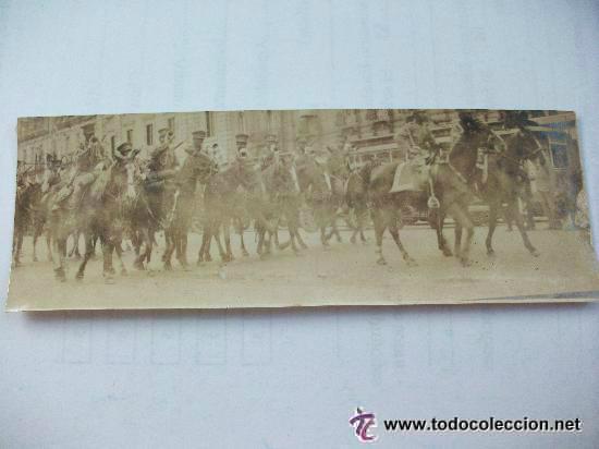 Fotograf&iacute;a antigua: FOTO DE ESCUADRON DE CABALLERIA , TROMPETAS , A CABALLO. PRINCIPIOS DE SIGLO ... 4,5 x 13 cm