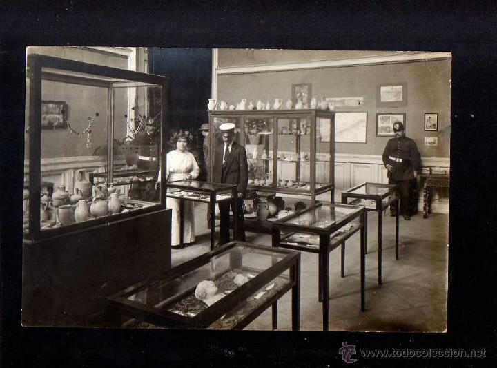 Fotografia antiga: Antigua postal fotogr&aacute;fica de un museo arqueol&oacute;gico.