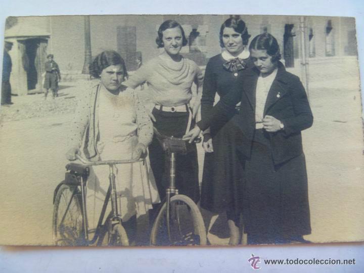 Fotograf&iacute;a antigua: FOTO , QUIZAS MINUTERO , DE MUCHACHAS Y BICICLETAS , A&Ntilde;OS 30
