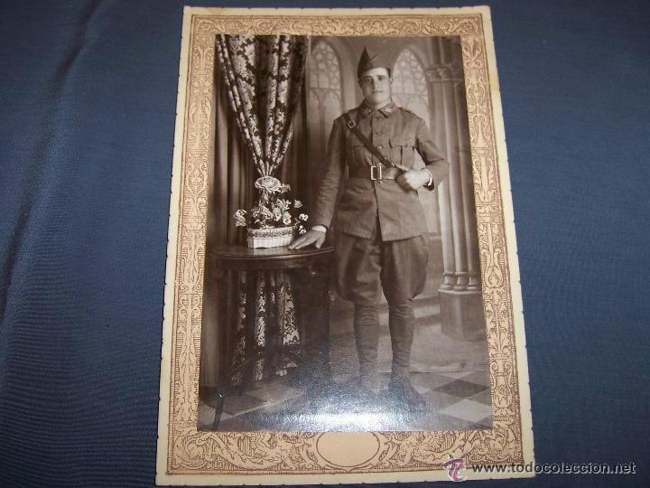 Fotografía antigua: FOTO DE ESTUDIO DE MILITAR INFANTERIA REPUBLICA ,FONDO DECORADO. DE LUCENTUM, ALICANTE