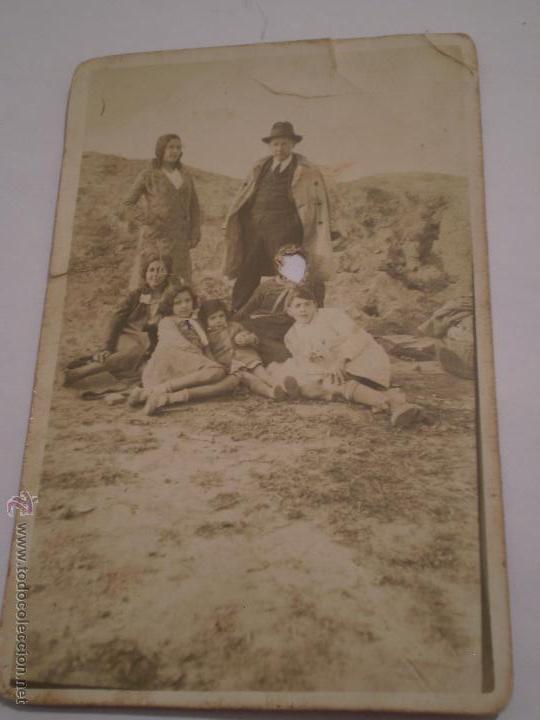 Fotografia antica: ANTIGUA FOTO POSTAL DE FAMILIA EN EL CAMPO,A&Ntilde;OS 20.
