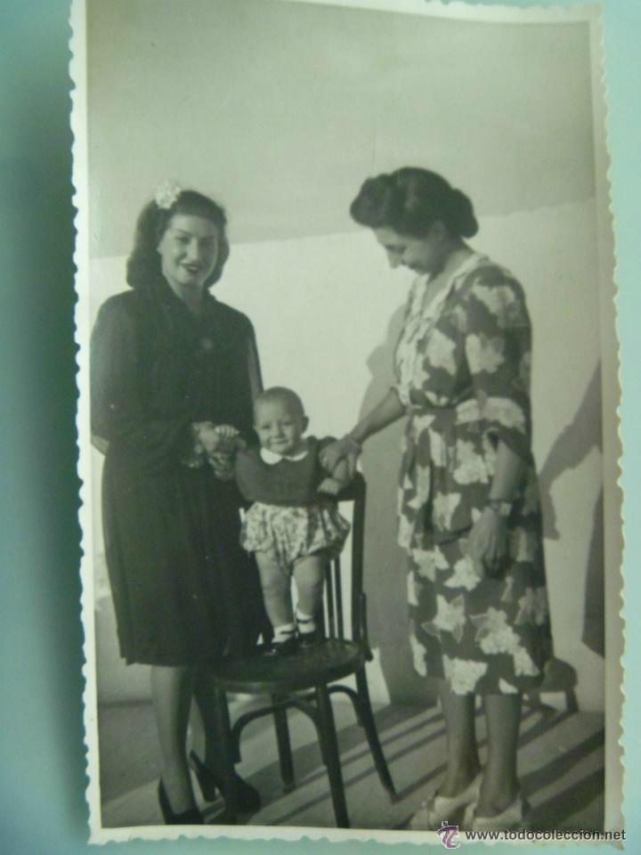Fotografia antica: FOTO DE SE&Ntilde;ORITAS CON UN BEB&Eacute; PELON SOBRE UNA SILLA , A&Ntilde;OS 40.