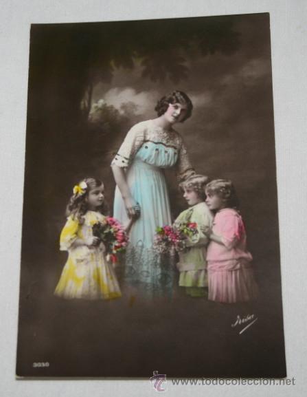 Fotograf&iacute;a antigua: BONITA POSTAL ANTIGUA COLOREADA, MADRE CON SUS HIJAS 1910